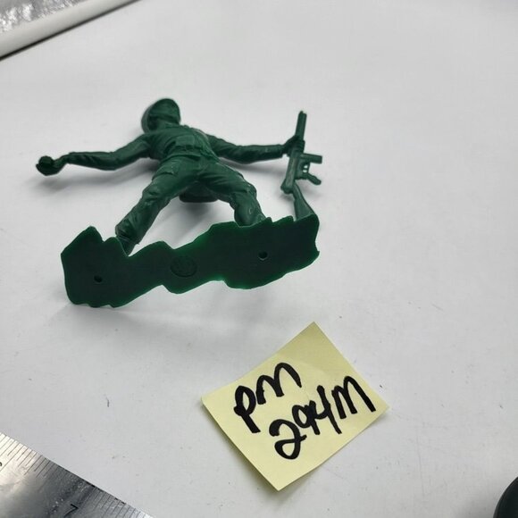 1964 Louis Marx Toy Green Army Soldiers Large 5"-6" with Guns Lot Of 6 - Picture 10 of 10